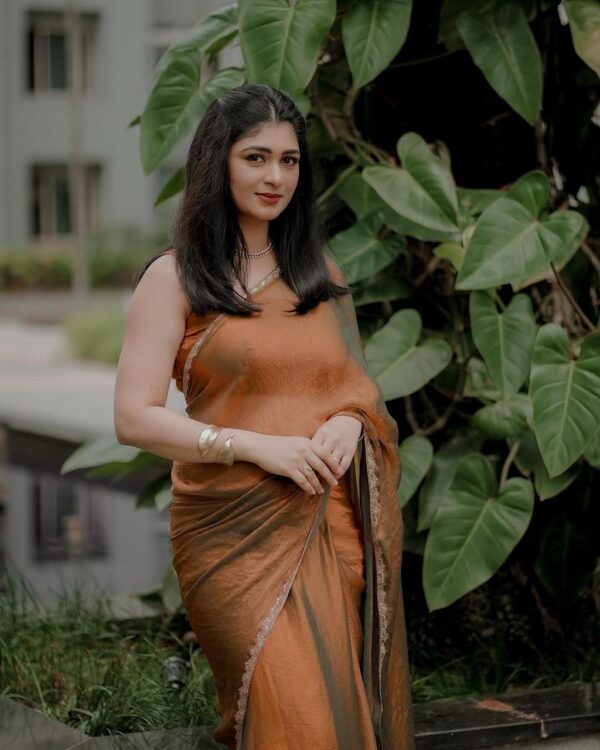 Simiri Shine Golden Saree - Image 3