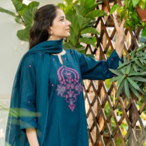 Celebrity-Inspired Floral Embroidered Kurta Set